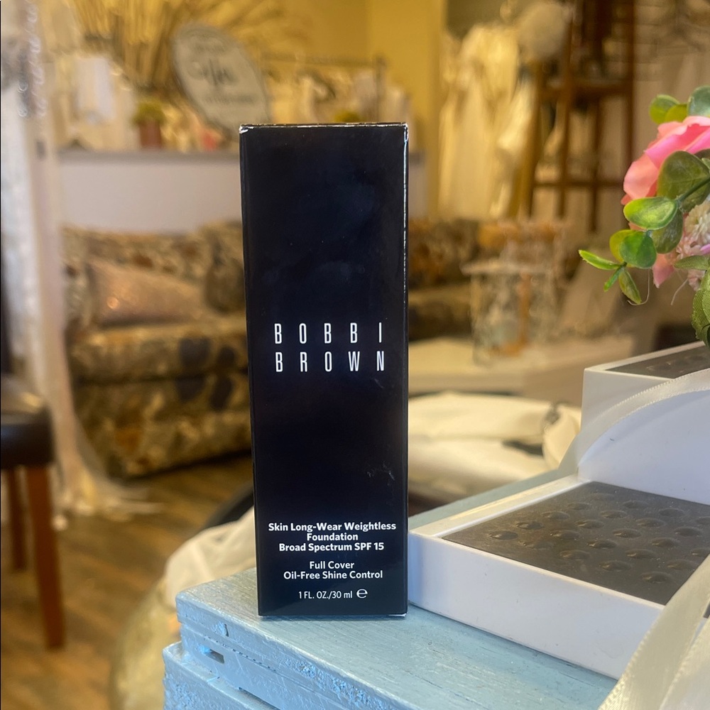 Bobbi Brown Skin Long-Wear Weightless Foundation
